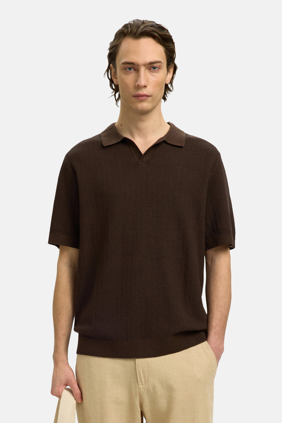 Polo marron de SELECTED, avec une texture fine et un col ouvert, combinée avec un pantalon beige.