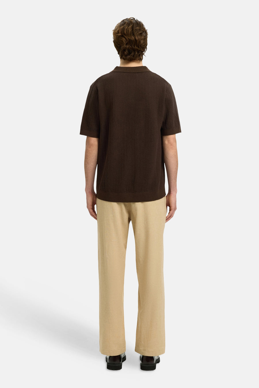Polo marron de SELECTED à manches courtes, portée avec un pantalon en lin beige et des chaussures noires, vue arrière.