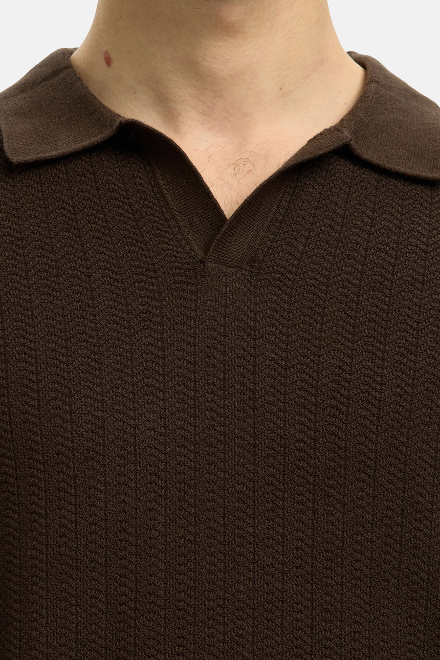 Polo marron de SELECTED, avec une texture subtile et un col ouvert.