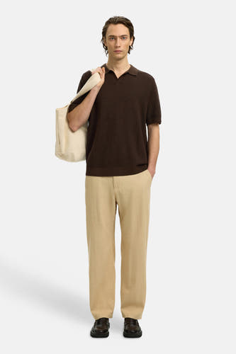Polo marron de SELECTED à manches courtes et motif texturé subtil, porté avec un sac en toile et un pantalon beige.
