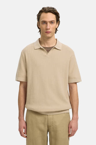 Polo beige de SELECTED, à manches courtes et à la texture subtile.