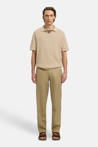 Polo beige de SELECTED, avec une texture subtile et un col classique.