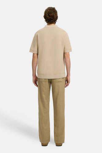 Polo beige de SELECTED, avec un motif tissé fin, des manches courtes et un col classique.