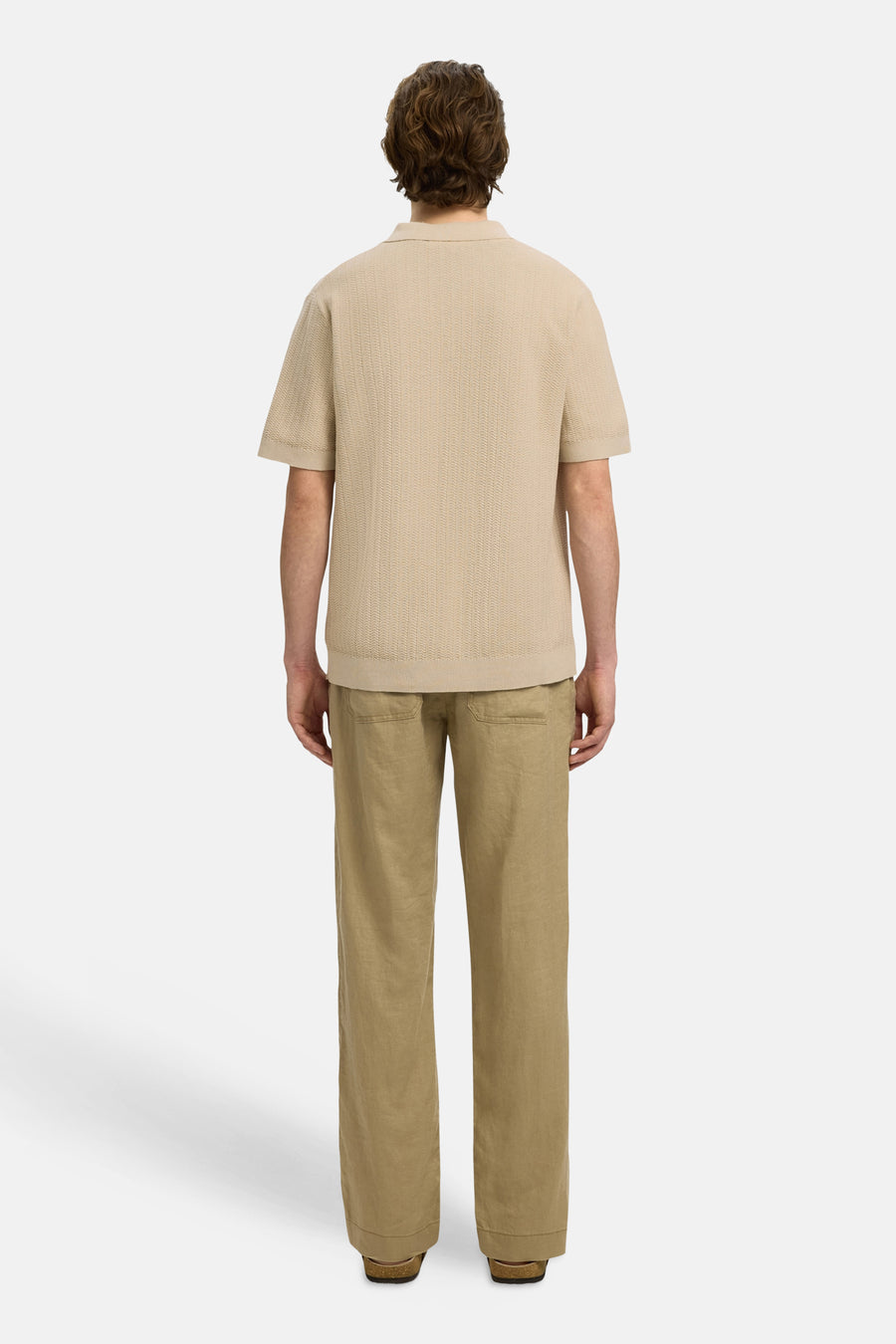 Polo beige de SELECTED, avec un motif tissé fin, des manches courtes et un col classique.