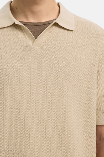 Polo beige de SELECTED, avec un motif chevrons finement tricoté et des manches courtes.