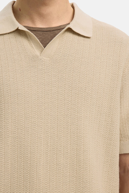 Polo beige de SELECTED, avec un motif chevrons finement tricoté et des manches courtes.