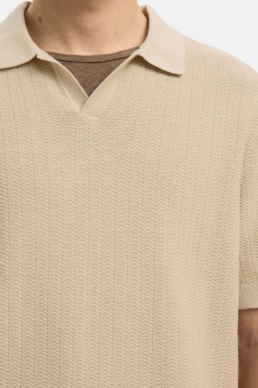 Polo beige de SELECTED, avec un motif chevrons finement tricoté et des manches courtes.