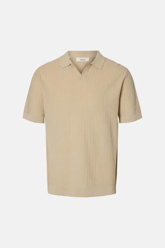 Polo beige de SELECTED à manches courtes et à la texture verticale subtile.