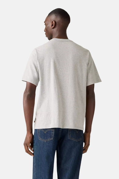 T-shirt gris à manches courtes de Levi's, vu de dos, associé à un jean bleu.