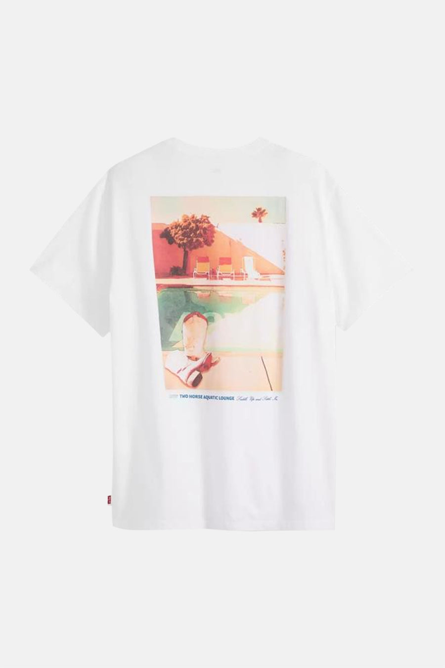 T-shirt blanc Levi's® avec un motif de piscine et de bottes au dos.