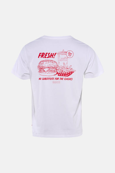 T-shirt blanc à manches courtes de Levi's®, avec un imprimé rouge d'un hamburger, de frites et d'une boisson au dos.