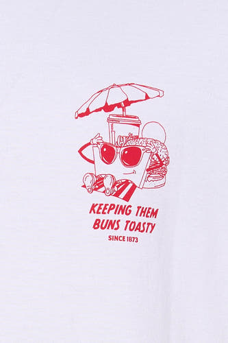 T-shirt blanc à manches courtes Levi's® avec imprimé dessin animé rouge d'un cornet de frites à la plage.