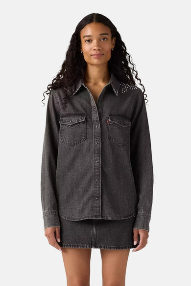 Chemise en denim noir à longues manches de Levi's®, avec des strass argentés sur le col.