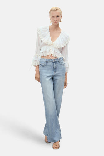 Jean décontracté de denim bleu clair de MANGO, avec une coupe droite et un lavage subtil.