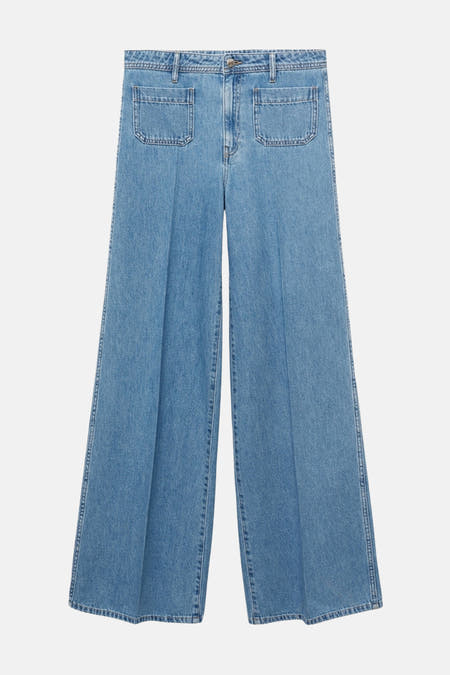 Jean en denim bleu de MANGO, avec des jambes larges, des poches brodées à l'avant et un effet stonewashed.
