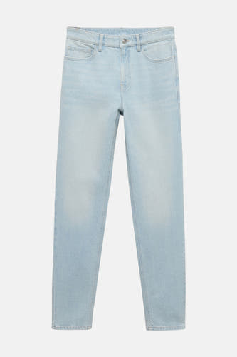 Jean mom denim bleu clair de MANGO, un style classique et confortable.