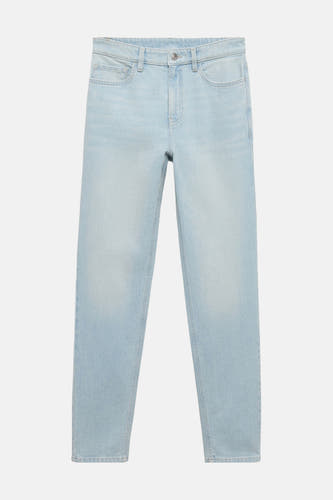 Jean mom en denim bleu clair de MANGO, lavé uniformément et poches classiques.