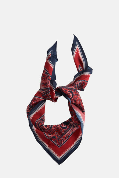 Chapeau d'été multicolore de MANGO avec motif paisley et texture pliée.