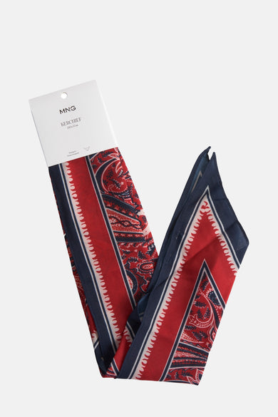 Multikleurige zomersjaal van MANGO, met rood en blauw paisley-patroon en een witte, golvende rand.