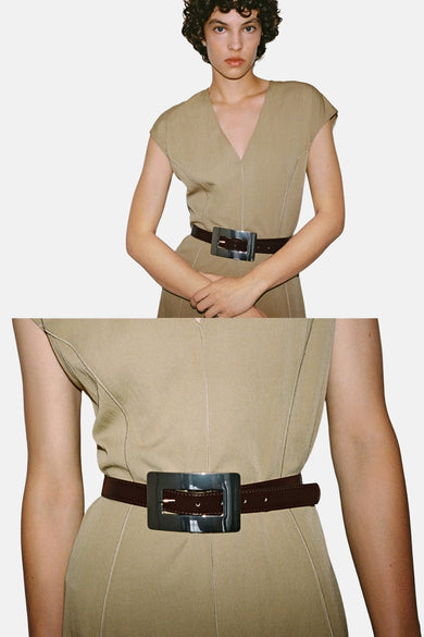 Ceinture marron de MANGO, avec une grande boucle carrée argentée, portée avec une jupe kaki.