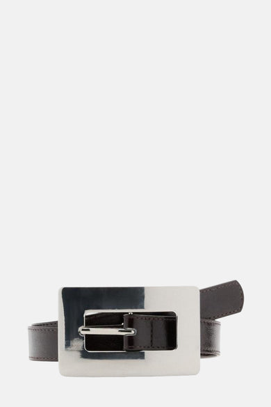 Ceinture marron de MANGO, avec une grande boucle carrée en argent.