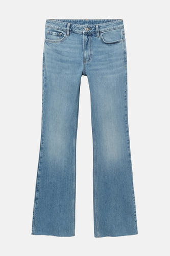 Jean flare bleu clair de MANGO, avec une subtile texture denim et un bord froncé.