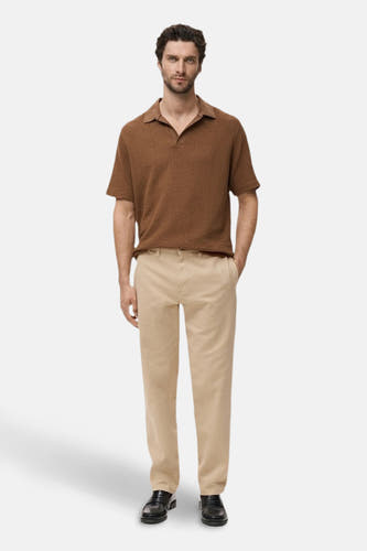 Jean beige de MANGO, associé à un polo marron et des chaussures noires.