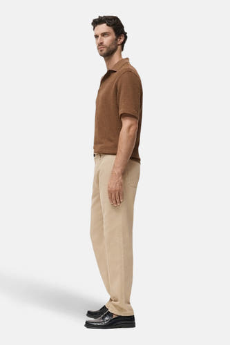 Jean beige de MANGO, vu de du côté côté combiné associ avec un poloshirt marron et des chaussures noires.