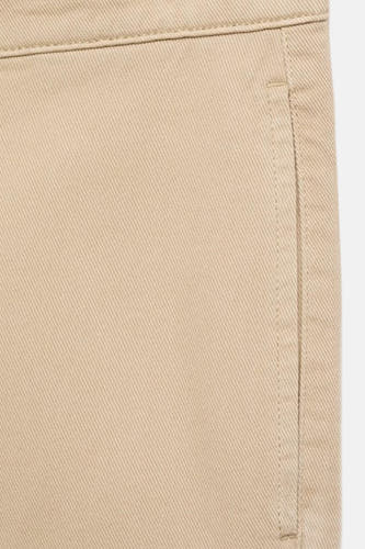 Pantalon beige de MANGO, avec une subtile texture et une poche sur le côté.