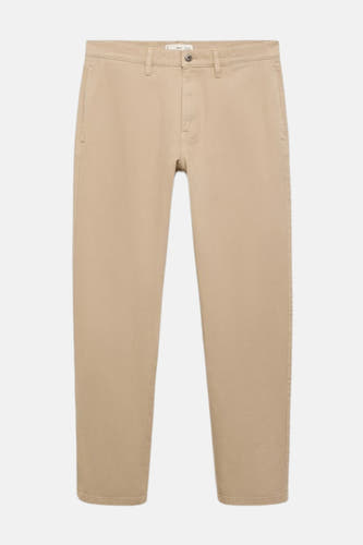 Jean beige MANGO, avec une coupe classique et des détails subtils.