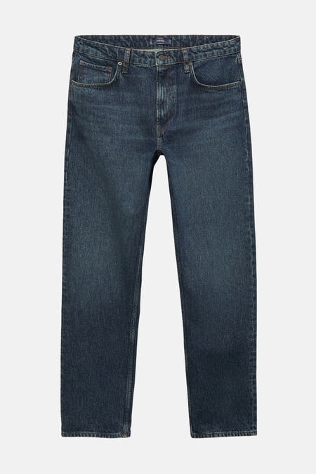 Jean slim en denim bleu marine de MANGO, avec une coupe classique et des détails subtils.