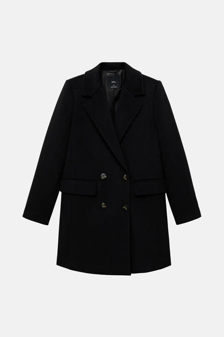 Manteau long noir de MANGO, avec col revers, double rangée de boutons et poches droites.
