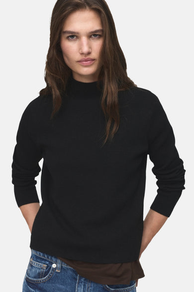 Sweat-shirt noir à col rond de MANGO, sans motifs ni décorations et avec des manches longues.