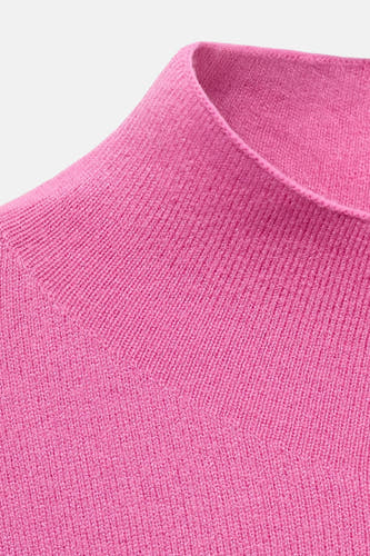 T-shirt rose avec col rond de MANGO, avec une fine structure du buste en gros plan.