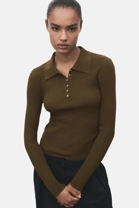 T-shirt kaki MANGO avec col rond, côtelé et longs manches, associé à un pantalon noir.