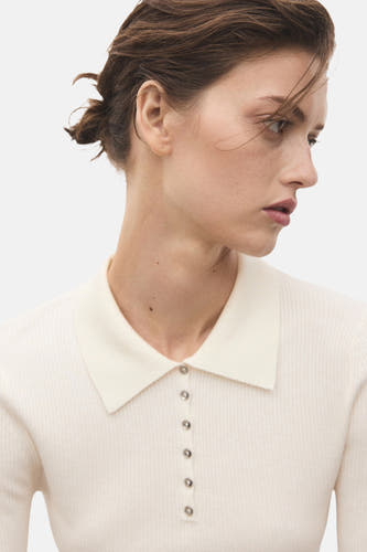 Gilet beige avec col rond de MANGO, à fermeture à boutons et en texture côtelée.