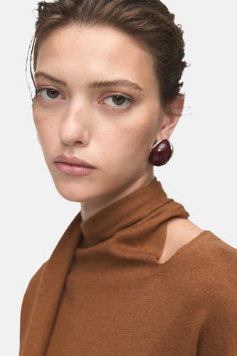 Sweat-shirt marron avec col rond de MANGO, avec un détail d'épaule ouverte et une patte de col détachable.