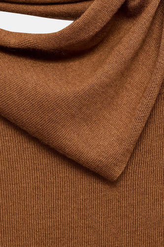 Sweat-shirt marron avec col rond de MANGO, en une fine texture côtelée.