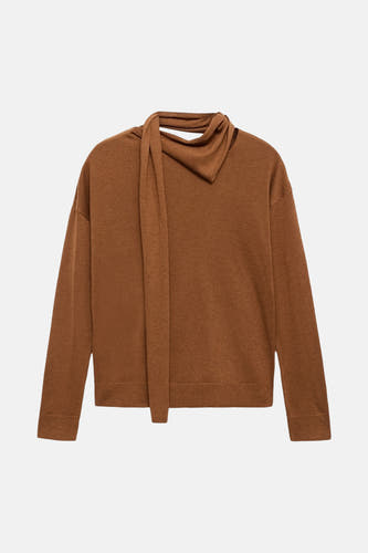 Sweat-shirt marron avec col rond de MANGO, doté d'un détail de col en v et de longues manches.