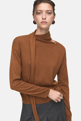 Sweat-shirt marron avec col rond de MANGO, avec des détails asymétriques au niveau du col et des manches longues.