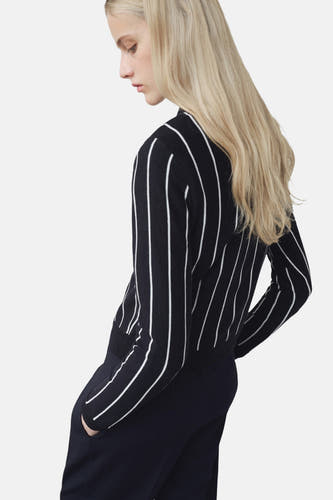 T-shirt bleu avec col rond de MANGO, avec des rayures verticales blanches et des manches longues.