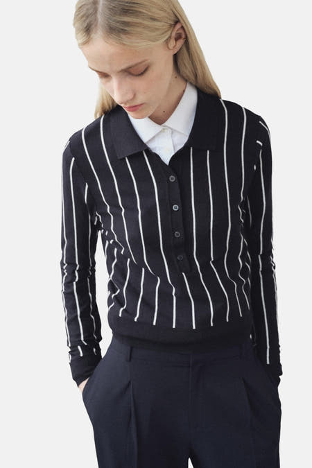 T-shirt bleu avec col rond de MANGO, avec des rayures verticales blanches sur un chemisier à col.