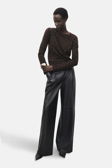 Pull marron avec col rond de MANGO, avec un motif tigre foncé et une fine texture côtelée.