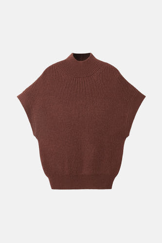 T-shirt marron de MANGO en texture côtelée et une enle haute.