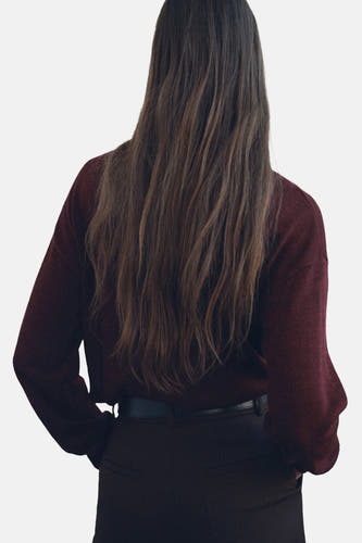 Pull de Bordeaux avec col rond de MANGO, avec longs manches et une texture lisse, vu de dos.