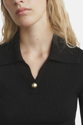 Sweat-shirt noir à col rond de MANGO, avec une seule bouton doré et une structure en côtes.