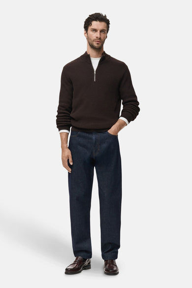 Manteau brun MANGO porté avec un t-shirt blanc et des jeans bleu marine et des chaussures brunes.