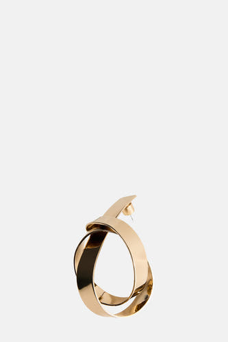 Boucle d'oreille en or de MANGO avec un design tourné et une finition brillante.