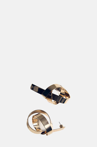 Boucles d'oreilles en or de MANGO, avec un design abstrait et tourné et une finition brillante.