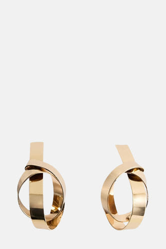 Boucles d'oreilles en or de MANGO, avec un design tourné et superposé.